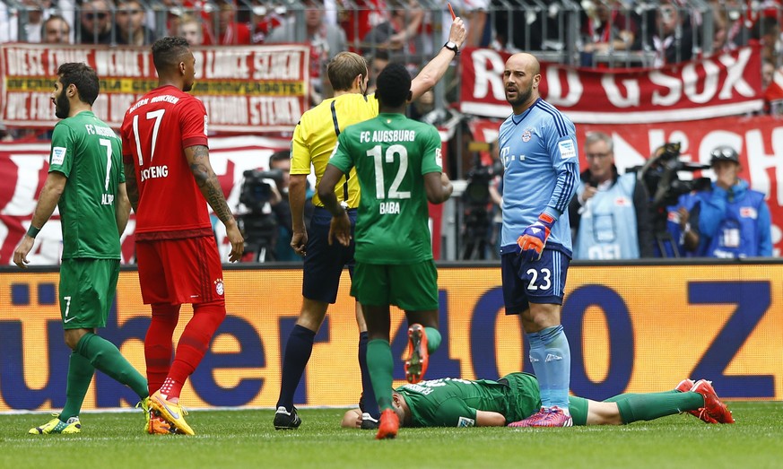 Bitter, bitter: Bayern-Keeper Pepe Reina fliegt in seinem dritten Bundesliga-Spiel in der 13. Minute vom Platz.