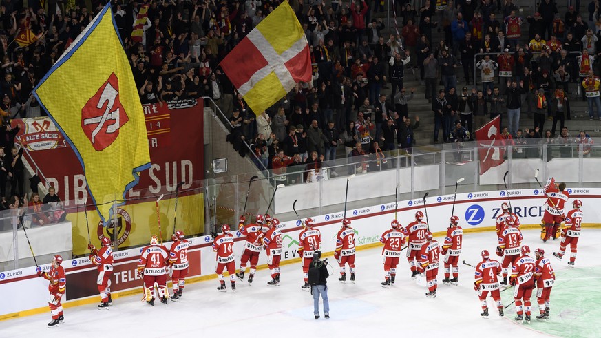 EHC Biel Spieler und supporters jubeln nach dem Sieg (4-3), im Swiss Ice Hockey Cup 1/4 Finalspiel zwischen dem EHC Biel und den SCL Tigers, am Montag, 25. November 2019, in der Tissot Arena in Biel.  ...