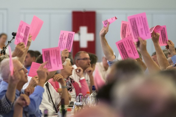 Abstimmung waehrend der Delegiertenversammlung der SVP am Samstag, 25. August 2018, in Unteraegeri. (KEYSTONE/Alexandra Wey)