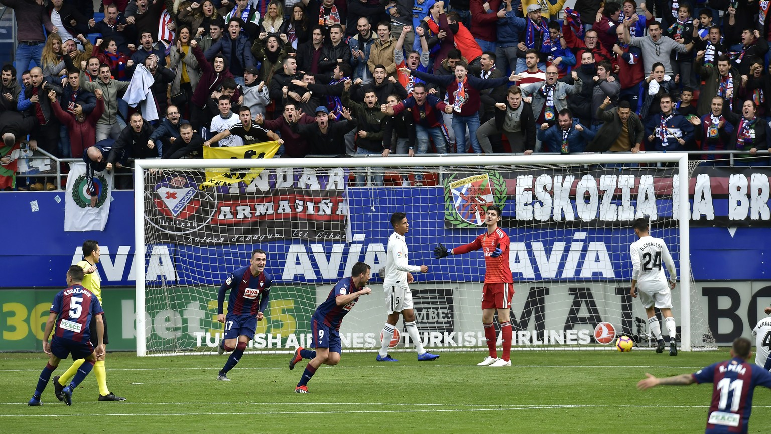 Deportivo SD Eibar&#039;s Sergi Enrich, center, scores his team&#039;s second goal of the game as Real Madrid&#039;s goalkeeper Thibaut Courtois, gestures during the Spanish La Liga soccer match betwe ...