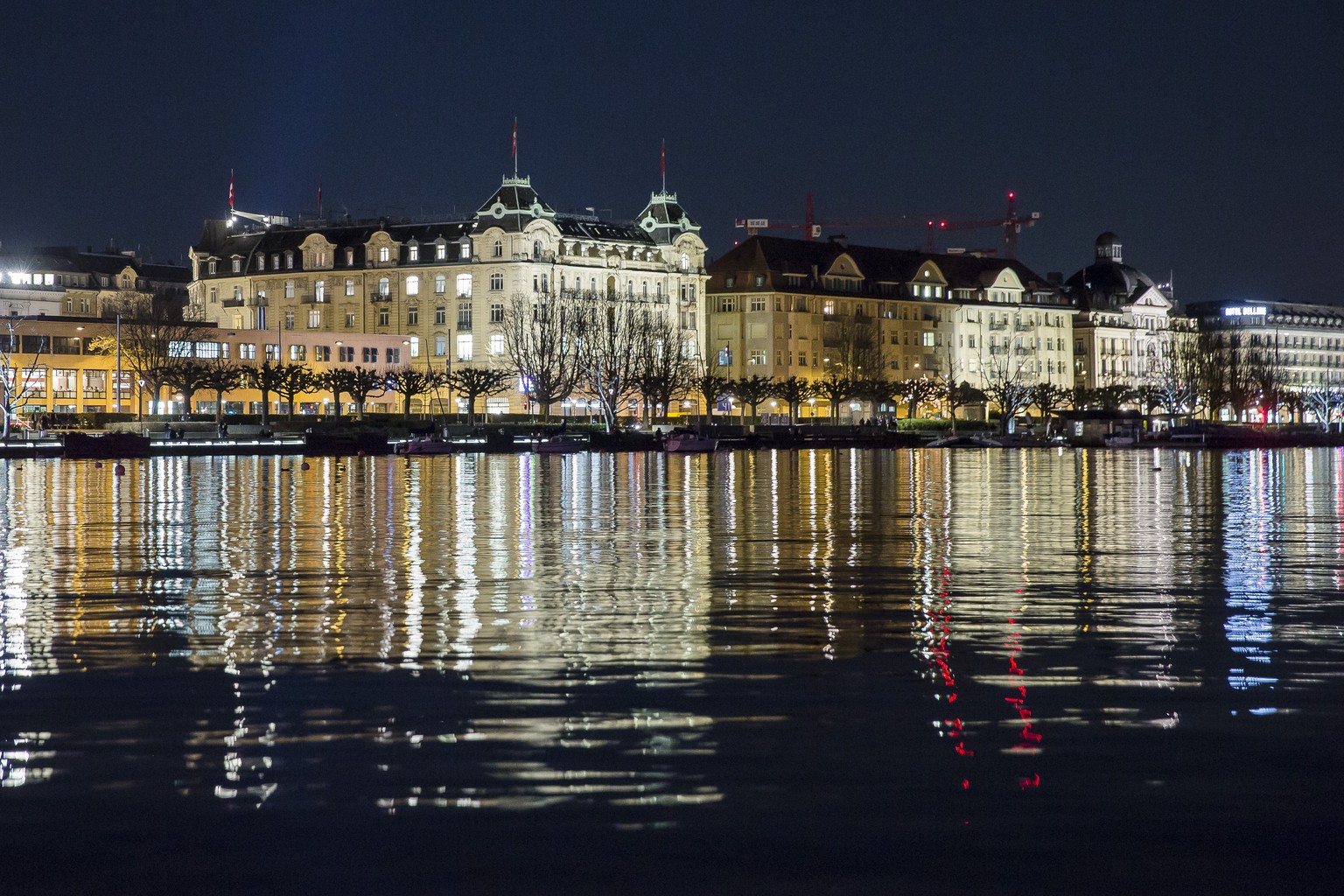 The bank of the Lake of Zurich is pictured this Friday, March 18, 2016 in Zurich. (KEYSTONE/Cyril Zingaro)