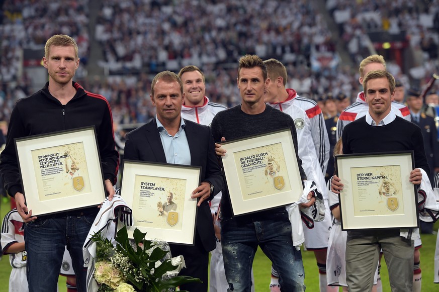 epa04382860 ormer German national players Per Mertesacker (L), Miroslav Klose (2-R), Philipp Lahm (R) and former assistance coach Hansi Flick are honoured prior to the friendly soccer match between Ge ...