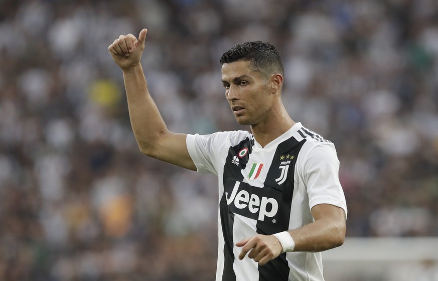 Juventus&#039; Cristiano Ronaldo, gestures to his teammates during the Serie A soccer match between Juventus and Lazio at the Allianz Stadium in Turin, Italy, Saturday, Aug. 25, 2018. (AP Photo/Luca B ...