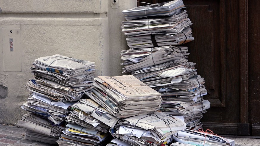 Alte Zeitungen und Zeitschriften, aufgenommen am Donnerstag 23. August 2007, in der Stadt Zuerich sind fein saeuberlich parat fuer die Altpapiersammlung. (KEYSTONE/Eddy Risch)