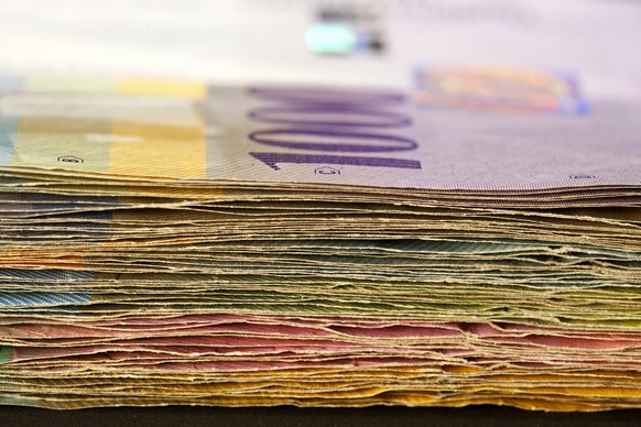 All of the available Swiss bank notes: bills of 10, 20, 50, 100, 200 and 1000 Swiss francs, pictured on August 12, 2010. (KEYSTONE/Gaetan Bally) 

Alle erhaeltlichen Schweizer Banknoten: 10, 20, 50, 1 ...