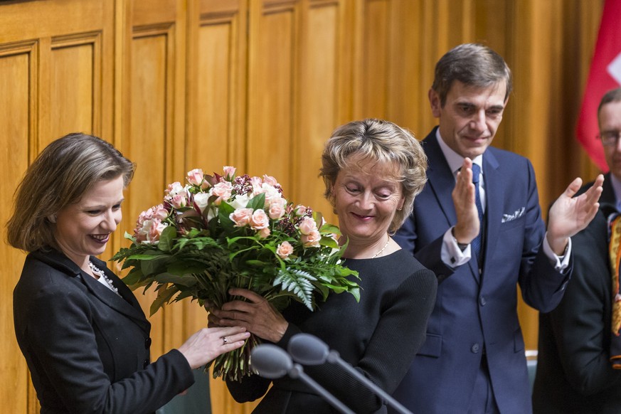 Nationalratspräsidentin Markwalder verabschiedet Eveline Widmer-Schlumpf im Parlament.