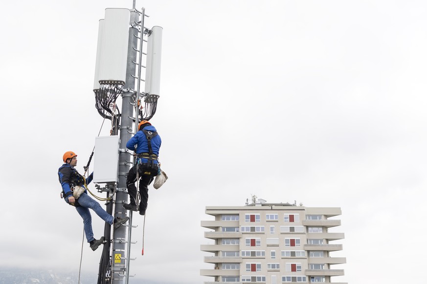 ARCHIVBILD ZUR NATIONALEN KUNDGEBUNG &quot;STOP 5G&quot;, AM FREITAG, 10. MAI 2019 IN BERN ---- Deux employes de l&#039;entreprise Axians installent une antenne 5G de communication pour les mobiles su ...