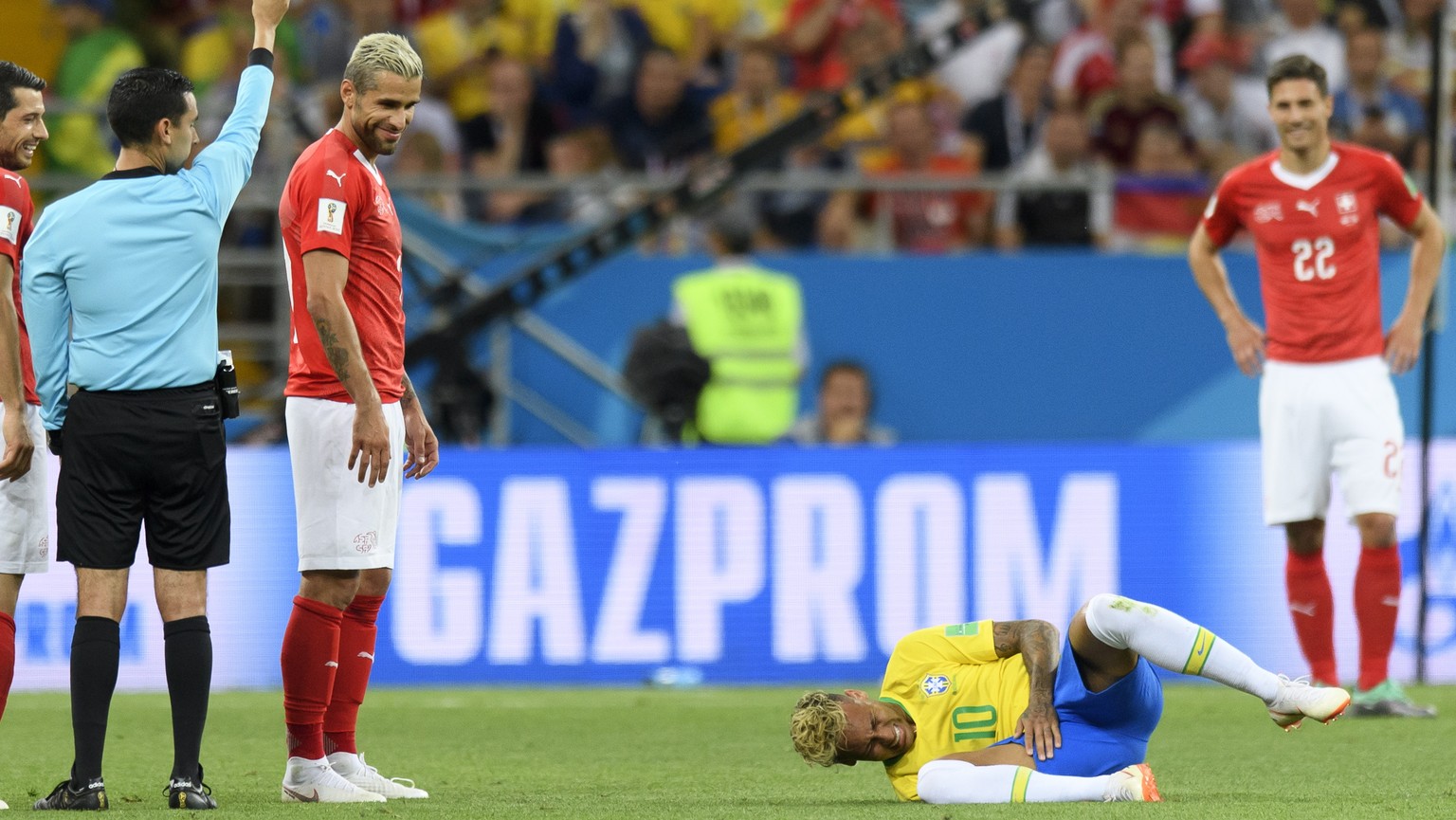 epa06817260 Switzerland&#039;s midfielder Valon Behrami (2L) looks at Brazil&#039;s forward Neymar as referee Cesar Ramos (L) gives a yellow card during the FIFA World Cup 2018 group E preliminary rou ...