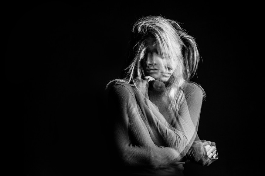 Emotionale Träume Frau Porträt dreifach Mehrfachbelichtung Schwarz-Weiß Foto. Umarmen Sie Unterstützung und lieben Sie Emotionen