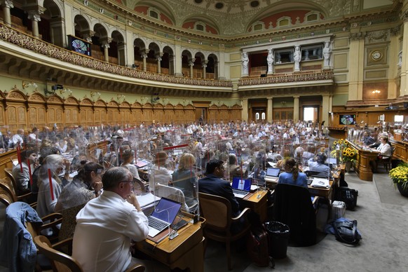 Parlamentarier debattieren waehrend der Herbstsession der Eidgenoessischen Raete, am Donnerstag, 17. September 2020 im Nationalrat in Bern. (KEYSTONE/Anthony Anex)