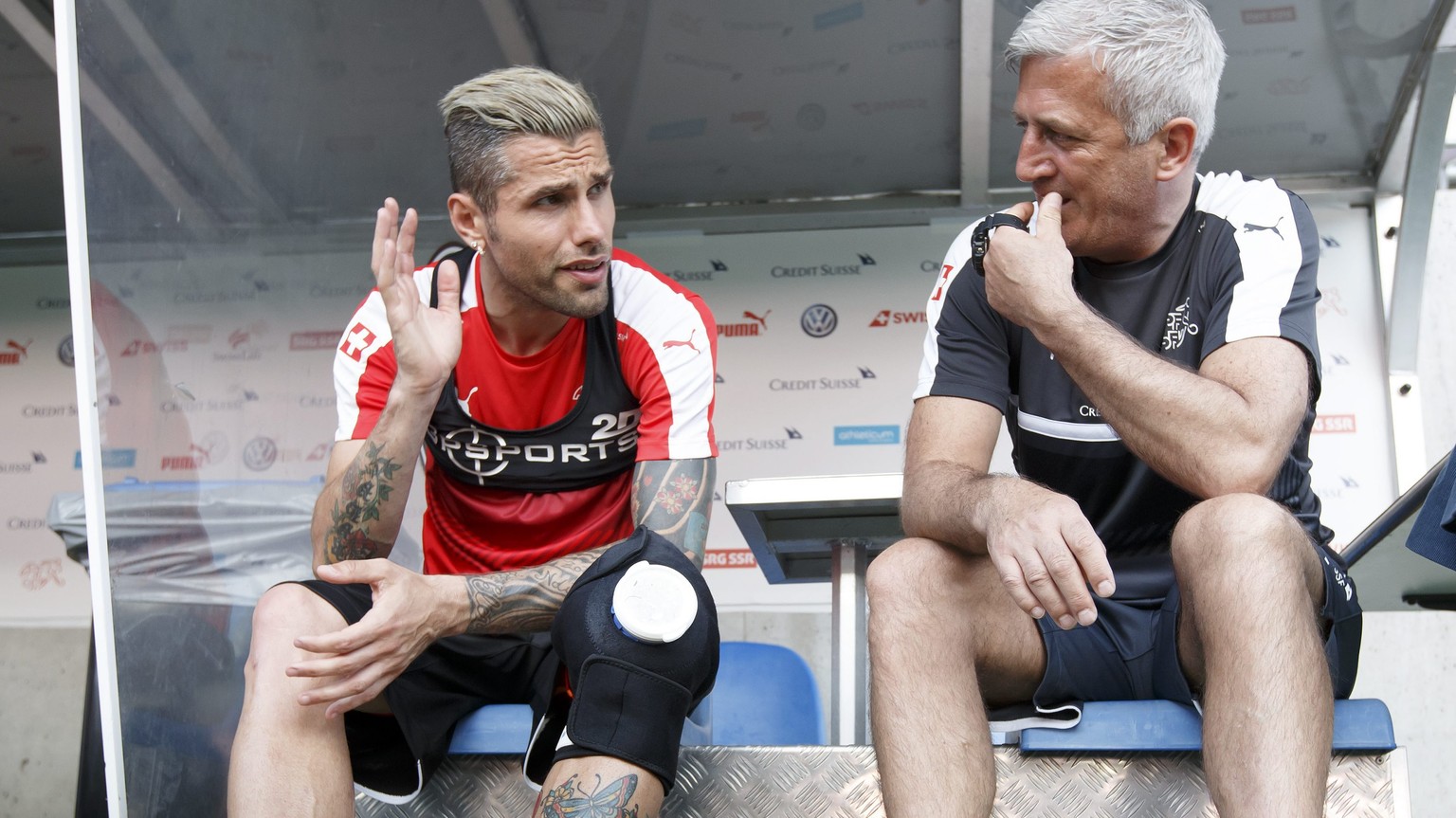 epa05332730 Switzerland&#039;s head coach Vladimir Petkovic (R) speaks with his player Valon Behrami after a training session of the national soccer team of Switzerland one day before an international ...