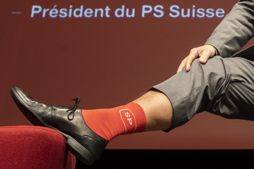 Der wiedergewaehlte Parteipraesident Christian Levrat zeigt seine roten SP-Socken anlaesslich des ordentlichen Parteitags der SP Schweiz, aufgenommen am Sonntag, 2. Dezember 2018 in Brugg Windisch. (K ...
