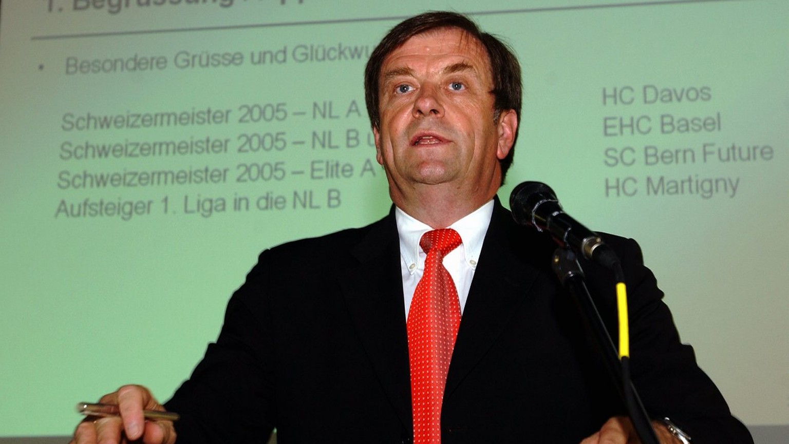 Franz A. Zoelch, NL Praesident der Geschaeftsfuehrung des Schweizerischen Eishockeyverbandes, eroeffnet am Freitag, 17. Juni 2005, in Giubiasco (TI) die 6. ordentliche Gesellschafter Versammlung. (KEY ...