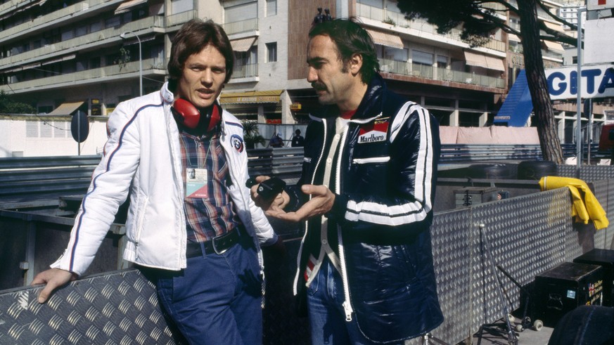 Swiss racing drivers Clay Regazzoni (right) and Marc Surer talk together at the Grand Prix Monaco in 1978. (KEYSTONE/Str)

Der Schweizer Autorennfahrer Clay Regazzoni, rechts, unterhaelt sich 1978 am  ...
