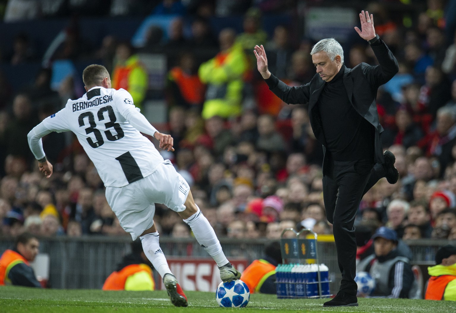 epa07114799 Manchester United manager Jose Mourinho (R) reacts with Juventus&#039; Federico Bernardeschi during the UEFA Champions League Group H soccer match between Manchester United and Juventus he ...