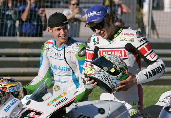 Der bisher letzte Schweizer Töffweltmeister: Tom Lüthi (l.) holte den Titel 2005 in der 125er Klasse. Hier ist er bei einem Fotoshooting nach der Saison mit Valentino Rossi.