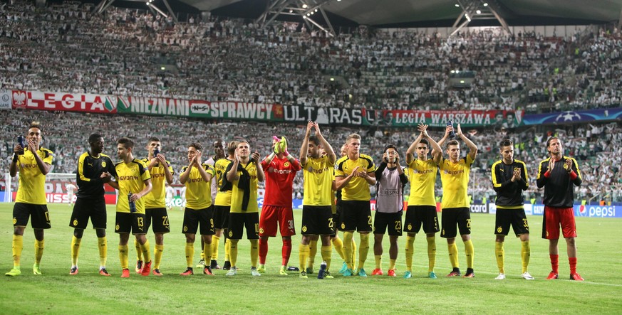 epa05540003 Borussia Dortmund player&#039;s celebrate after the UEFA Champions League group stage Group F soccer match between Legia Warsaw and Borussia Dortmund at the Legia stadium in Warsaw, Poland ...