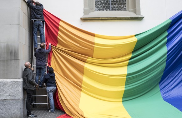 ARCHIVBILD ZUR MK &quot;NEIN ZU DIESEM ZENSURGESETZ&quot; --- Swiss LGBT activists prepare a flag during a vigil for those killed and wounded in the Sunday June 12, mass shooting at a gay nightclub in ...