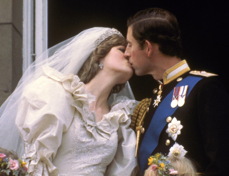 Britanniens Prinz Charles kuesst seine Braut Diana Spencerauf einem Balkon des Buckingham Palastes in London nachdem die Beiden am 29. Juli 1981 verheiratet wurden. (KEYSTONE/AP Photo)
