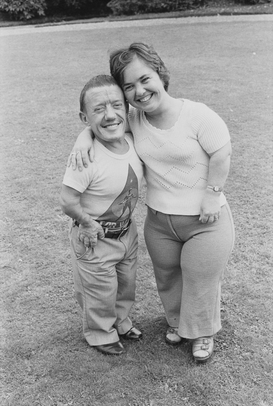 English actors Kenny Baker, who played R2-D2 in the film Star Wars and Eileen Baker posed together at Pinewood film studios in England on 16th August 1977. (Photo by United News/Popperfoto via Getty I ...