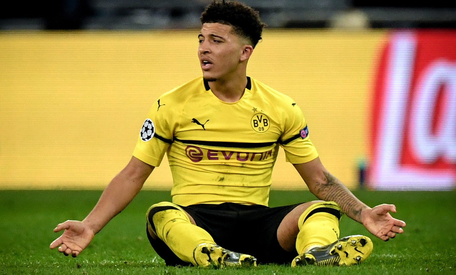 epa07367971 Dortmund&#039;s Jadon Sancho reacts during the UEFA Champions League round of 16 soccer match between Tottenham Hotspur and Borussia Dortmund at Wembley Stadium, Britain, 13 February 2019. ...