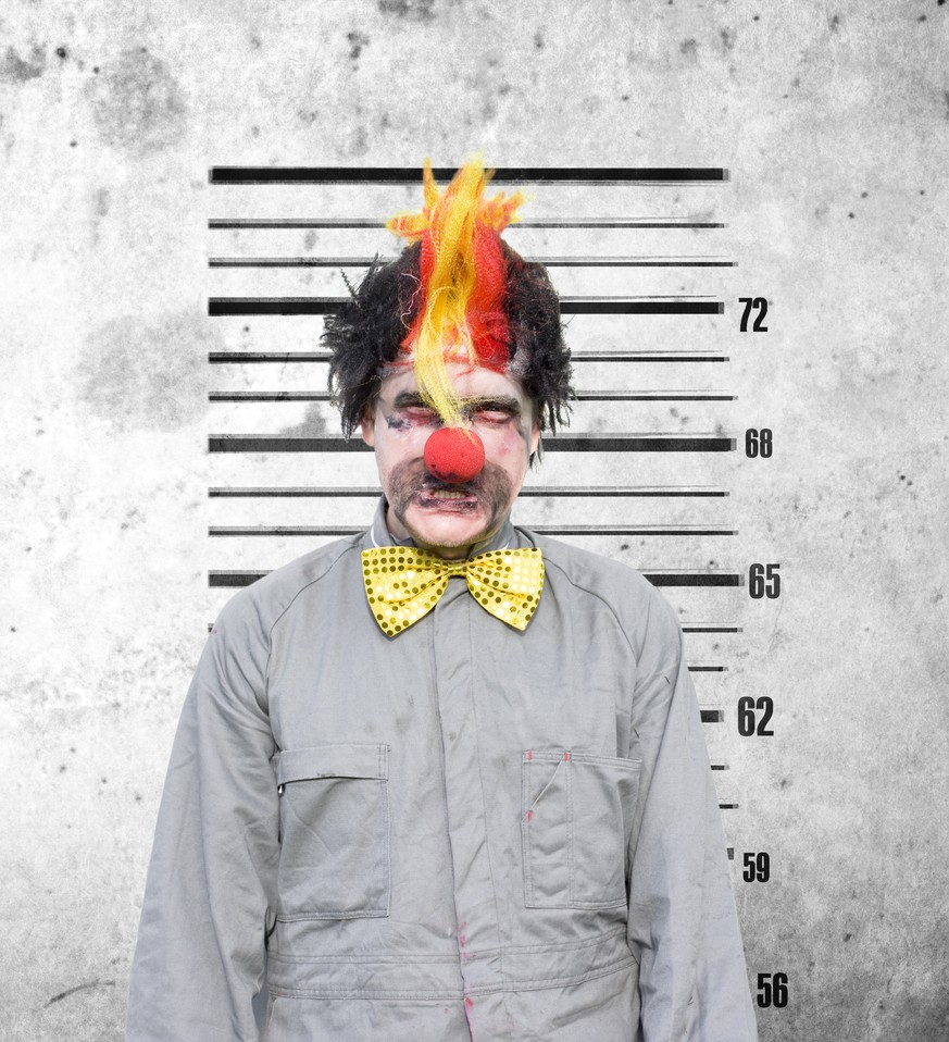 Die Bildbeschreibung zu diesem Bild: Bucko The Soon To Be Married Clown Looks Very Unhappy During A Funny Police Identification Photo After A Bucks Party Gone Wrong.&nbsp;