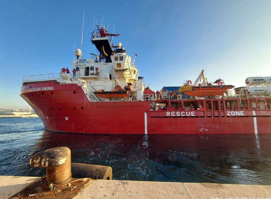 HANDOUT - Das Rettungsschiff der Organisation SOS Mediterranee, «Ocean Viking», ist derzeit wieder auf dem Mittelmeer unterwegs, um in Seenot geratene Flüchtlinge zu bergen. Foto: SOS Mediteranee/dpa  ...