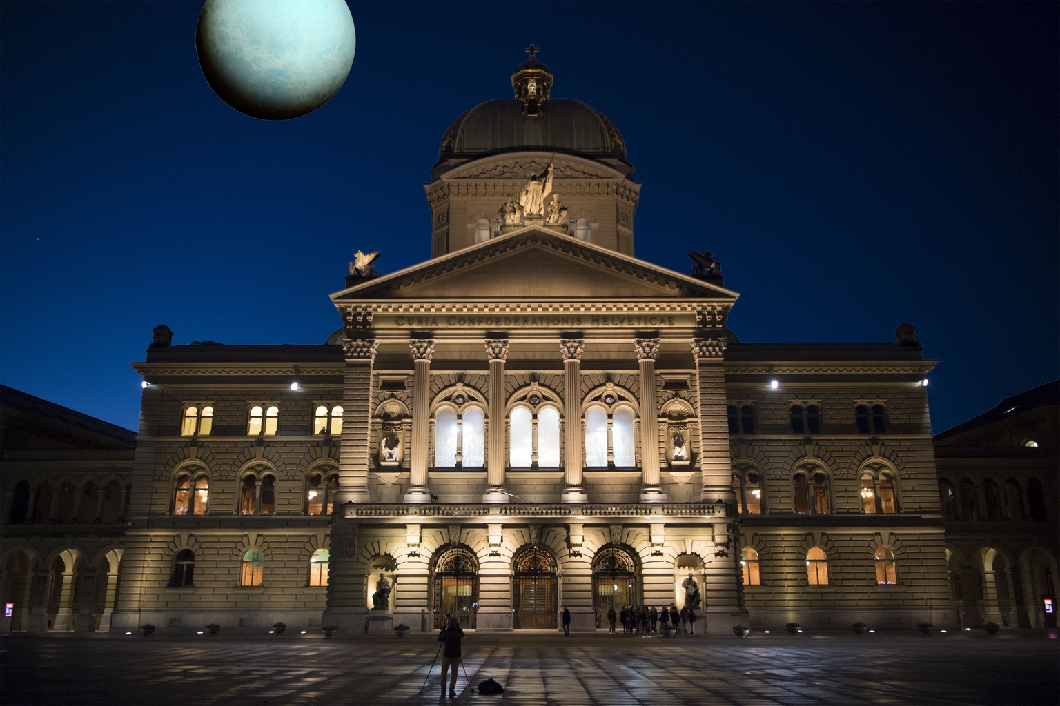 Nachthimmel über dem Bundeshaus mit verschiedenen Planeten anstelle des Mondes; Uranus