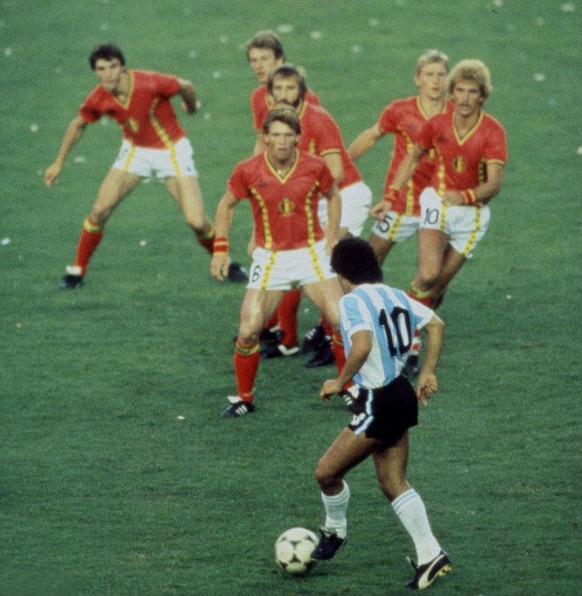 Maradona gegen sechs Belgier.