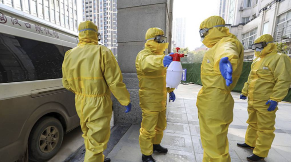 Desinfektion nach der Beerdigung eines Coronavirus-Opfers in Wuhan, Zentralchina.