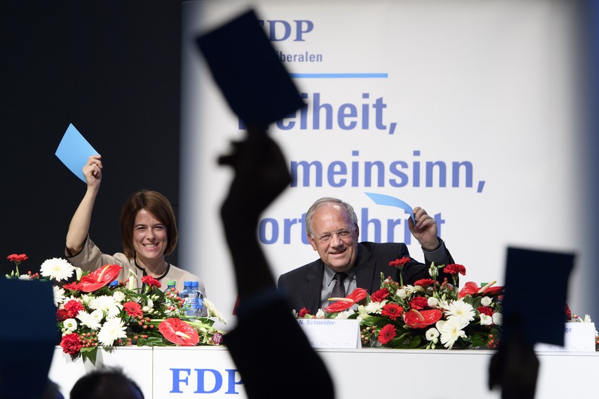 Petra Goessi, gauche, presidente du PLR Suisse et le President de la Confederation Johann Schneider-Ammann, droite, votent a main levee lors de l&#039;assemblee des delegues des Liberaux-Radicaux, PLR ...