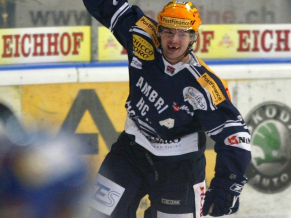 Jean-Guy Trudel feiert das 5:1 fuer Ambri beim Eishockey Meisterschaftsspiel zwischen dem HC Ambri Piotta und dem HC Davos vom Dienstag, 28. November 2006 in der Valascia von Ambri. (KEYSTONE/Urs Flue ...