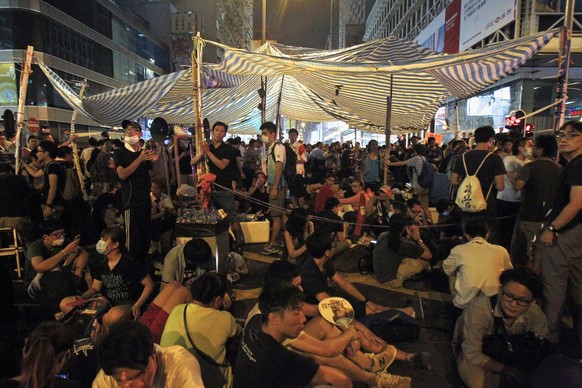 Im Geschäftsviertel Mong Kok gingen mehr als 10'000 Hongkonger auf die Strassen.