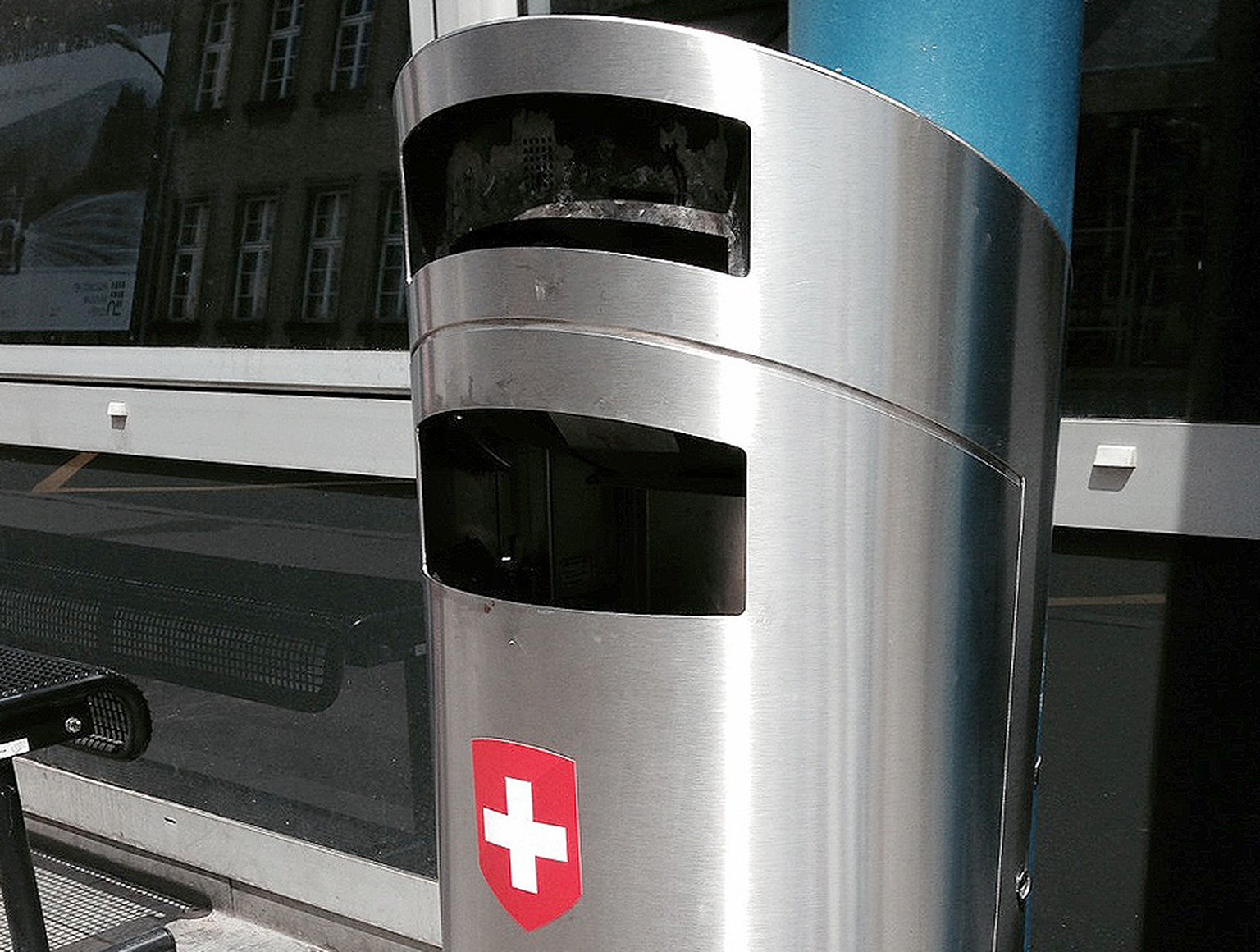 Wenn Sie an diesem Abfalleimer ihren Müll entsorgen, werden Sie von Schweizer Fans bejubelt.