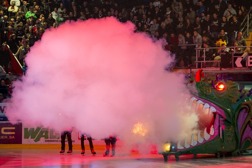 Le dragon de Gotteron crache de la fumee, lors du match du championnat suisse de hockey sur glace de National League A, entre le HC Fribourg-Gotteron et le SC Bern, ce mardi 14 octobre 2014 a la patin ...