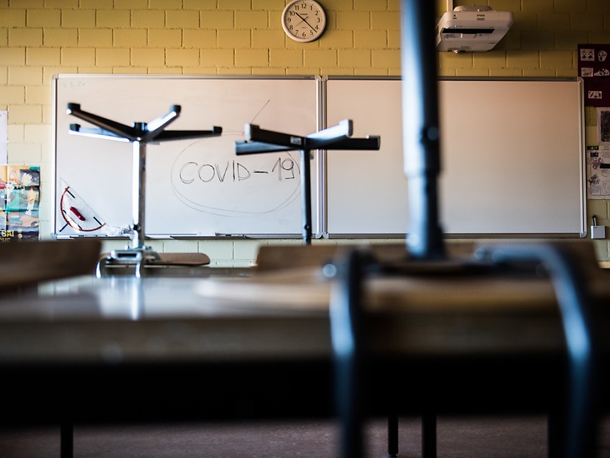 Wird ab Montag in allen obligatorischen Schulen im Tessin Tatsache sein: Ein leeres Klassenzimmer mit den Stühlen auf den Pulten in Stabio.