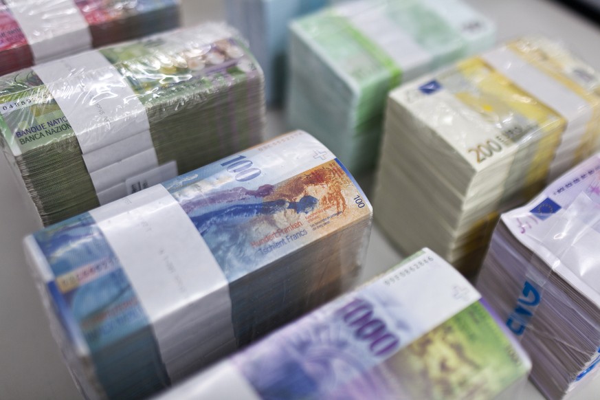 THEMENBILD ZUR WEKO UNTERSUCHUNG ABSPRACHEN IM DEVISENHANDEL --- Bundles of bank notes of Swiss Francs and Euros at the bank vault of the &quot;Zuercher Kantonalbank&quot; bank, pictured on August 9,  ...