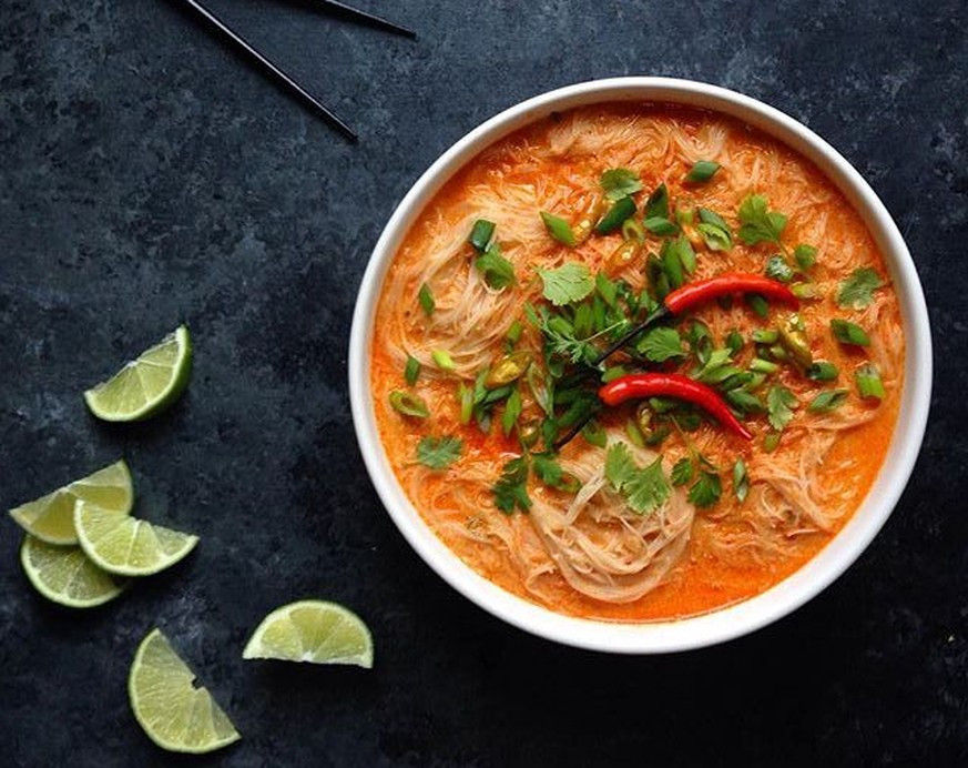 https://thefeedfeed.com/rainydaybites/spicy-thai-red-curry-noodle-soup 15-MINUTE COCONUT CURRY NOODLE SOUP
nudeln suppe thai chili asiatisch