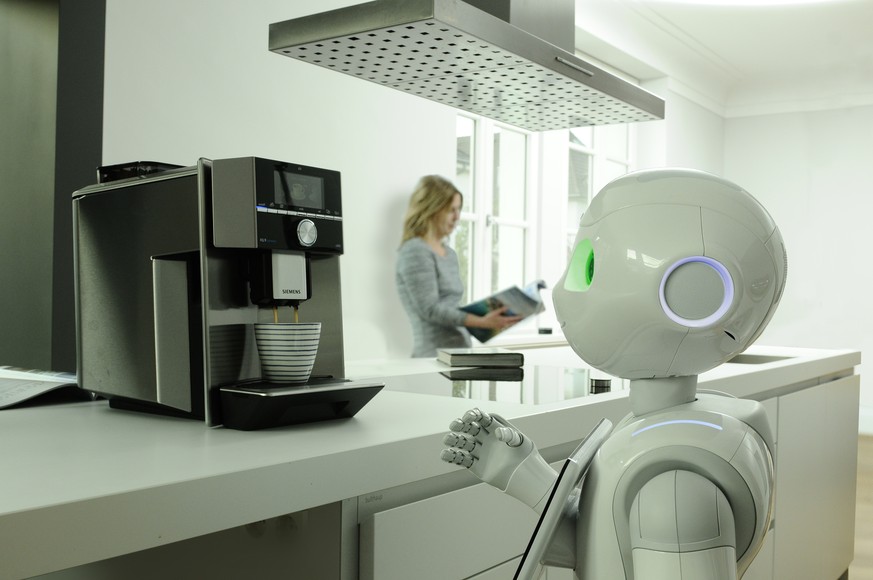 Der humanoide Roboter «Pepper» warb diesen Monat an einer Schweizer Fachmesse für Smart-Home-Anwendungen und offerierte den Besuchern einen Kaffee.