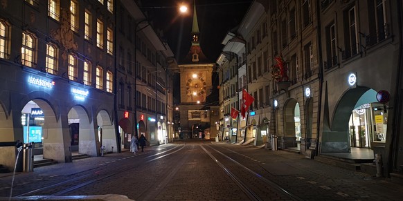 Dieses Bild zeigt die Berner Altstadt um etwa 10:00 Uhr. Ich verbinde sehr viel mit der Stadt. Darum bricht es mir das Herz, diesen Ort menschenleer zu sehen.
email: gabrielbeutler@gmail.com
Von: Gabr ...