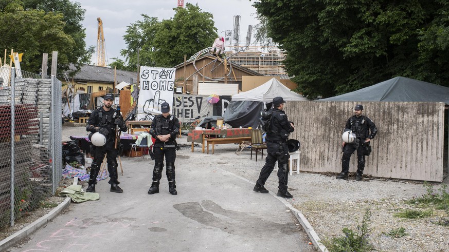 Polizisten sichern das ehemalig besetzte Juch-Areal in Zuerich, aufgenommen am Samstag, 23. Mai 2020. (KEYSTONE/Ennio Leanza)