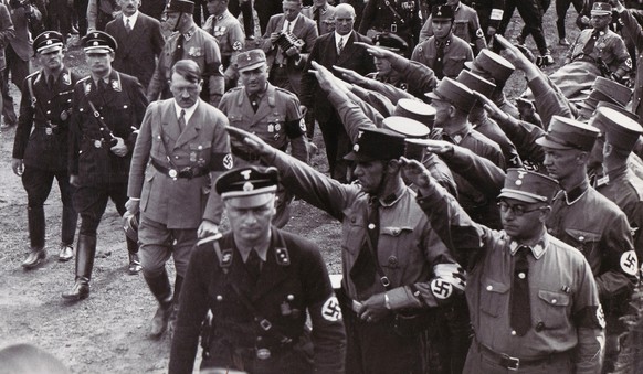 **ARCHIV**Adolf Hitler, 3. von links, bei der Ankunft auf der Zeppelinwiese in Nuernberg am 2. Sept. 1933. Am 30. Januar 2008 jaehrt sich zum 75. Mal die Machtuebernahme des Diktators. (AP Photo/file)
