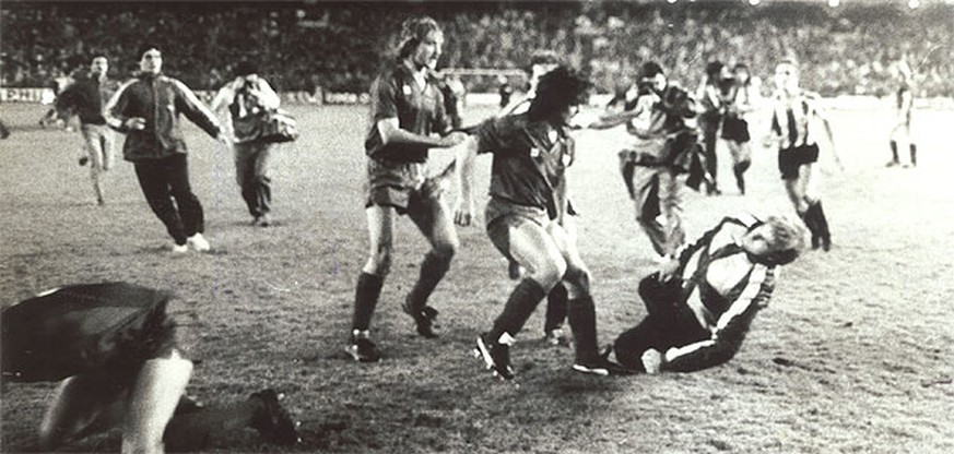 Diego Maradona (vorne) befördert nach dem Cup-Final gegen Bilbao einen Betreuer des Gegners mit dem Knie ins Land der Träume.