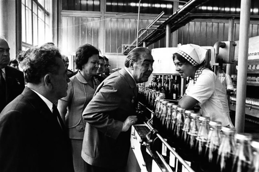 Leonid Breschnew besucht die erste Pepsi-Fabrik der Sowjetunion.
https://russiainphoto.ru/