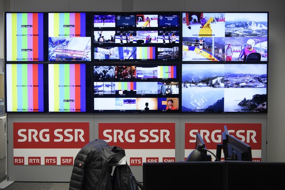 ARCHIVBILD ZUM STELLENABBAU BEI SRF --- Screens of Swiss broadcaster SRG SSR are pictured during a media visit of the International Broadcasting Center (IBC) the day of the opening of the XXIII Winter ...
