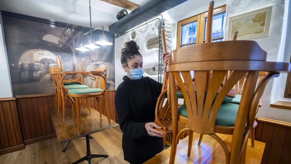 Une serveuse range les chaises dans le Restaurant Le Maitre Jaques avant sa fermeture, lors de la crise du Coronavirus (Covid-19), ce mercredi 4 novembre 2020 a Nyon. Le canton de Vaud durcit a son to ...