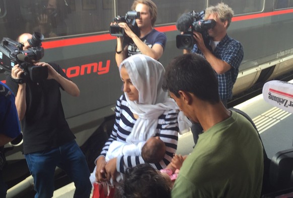 Eine syrische Flüchtlingsfamilie und ein Mann aus Afghanistan erreichten im Zug aus Österreich die Schweiz.