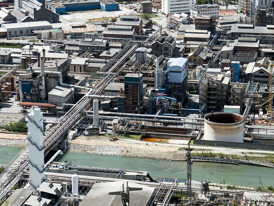 Die Ursache des Gasaustritts bei den Lonza-Werken Visp war auch am Montag noch nicht bekannt. Seit 2007 kam es bei den Werken zu drei tödlichen Betriebsunfällen. (Archivbild)