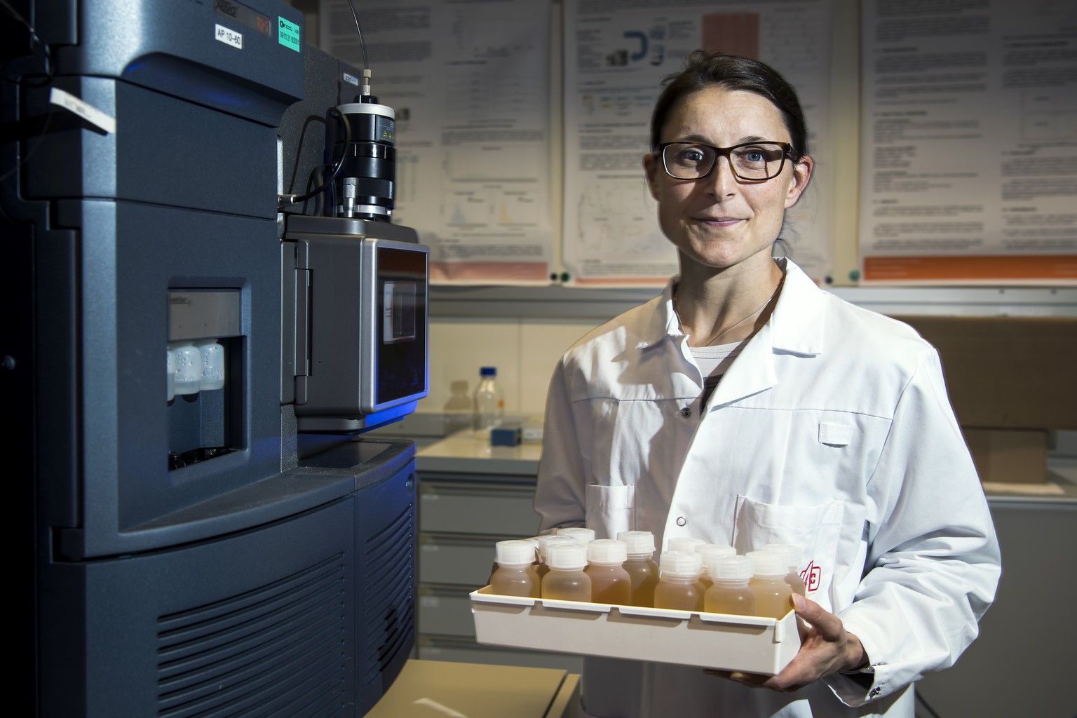 Tiia Kuuranne, la nouvelle directrice du LAD, le Laboratoire suisse d&#039;Analyse du Dopage, pose avec des echantillons d&#039;urine dans son laboratoire ce vendredi 29 juillet 2016 a Epalinges pres  ...