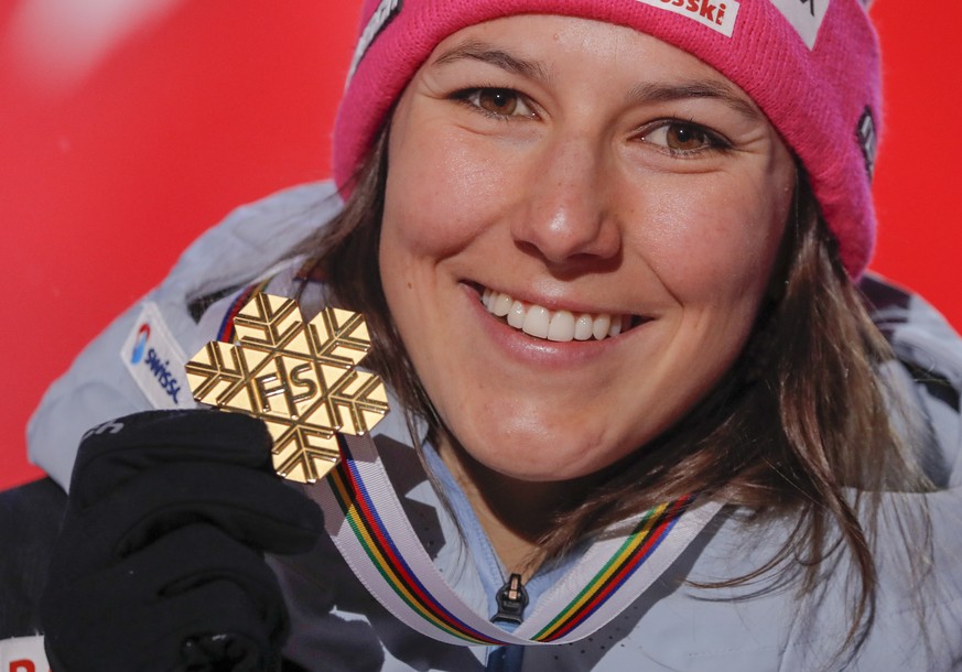 epa07353373 First placed Wendy Holdener of Switzerland poses with her medal on stage during the medal ceremony for the women&#039;s Alpine Combined race at the FIS Alpine Skiing World Championships in ...